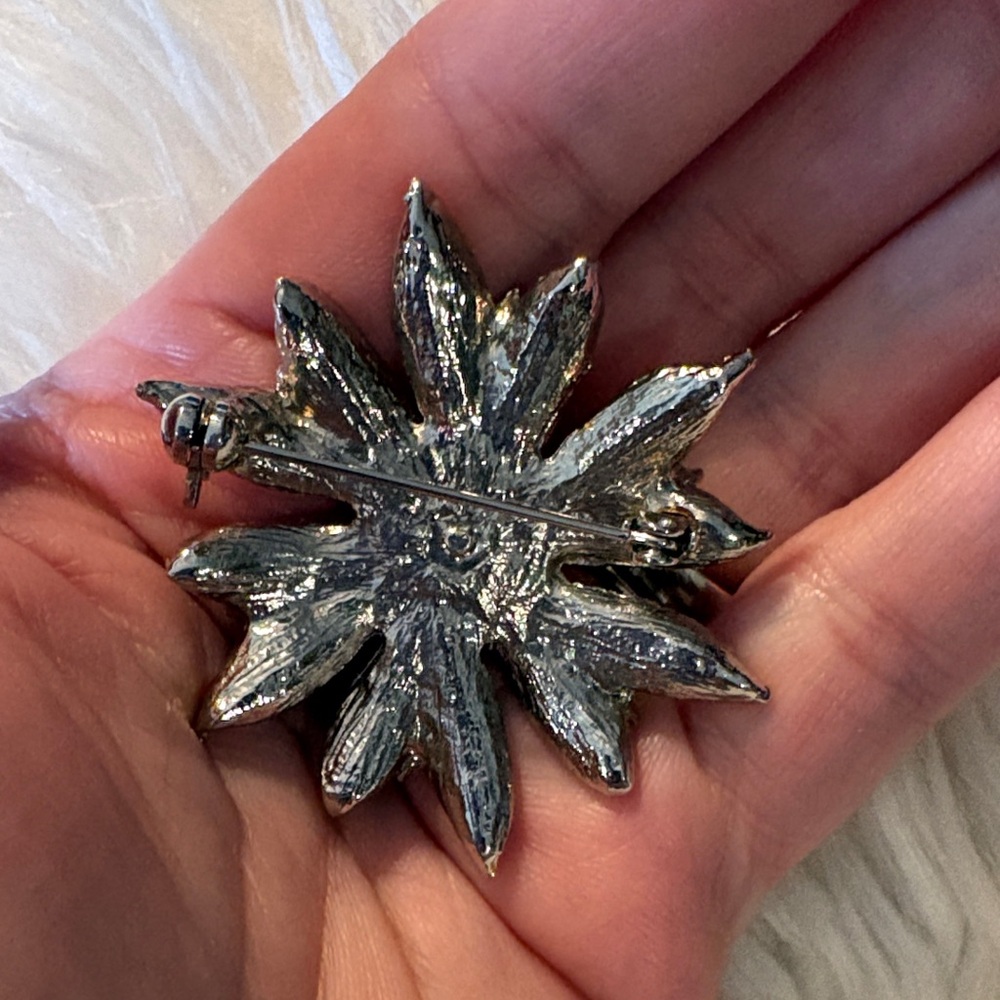 Elegant Gold and Silver Flower Brooch - Picture 5 of 7